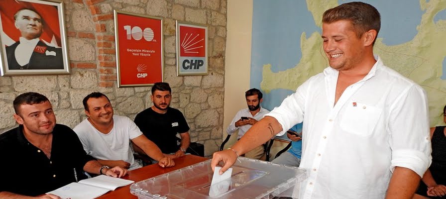 Çeşme CHP Gençlik Kolları Başkanlığı'na Durmuş Cenk Atlı seçildi