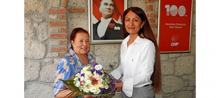 Çeşme CHP Kadın Kolları'nda Derya Atalan görevi devraldı