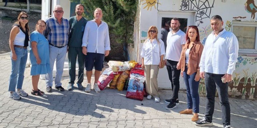 Çeşme CHP, patili dostları ziyaret etti