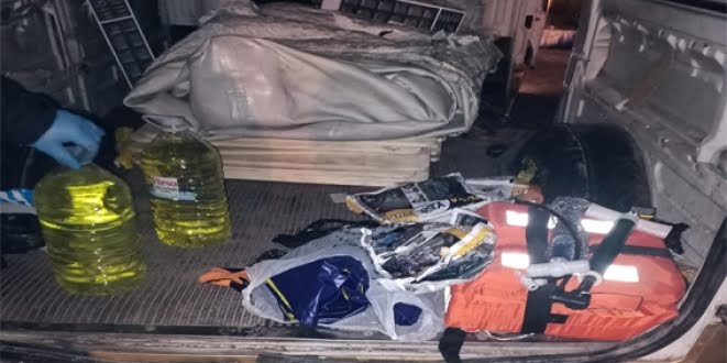 Çeşme'de 19 göçmen yakalanırken, 4 şüpheli de tutuklandı