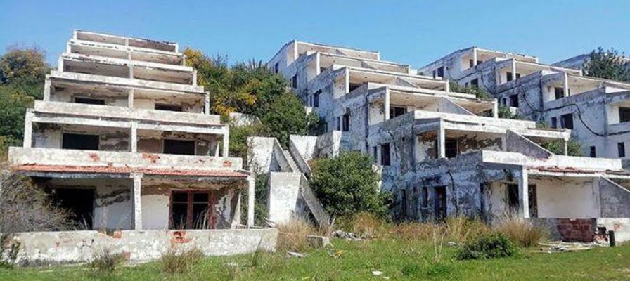 ÇEŞME'DE 21 YILDIR ATIL DURUMDA OLAN TATİL KÖYÜ