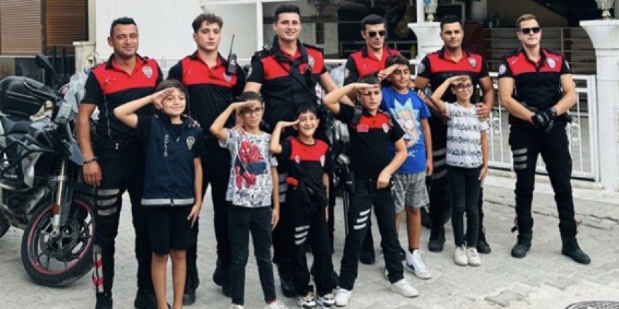 Çeşme'de çevirme yapan miniklere polisten sürpriz