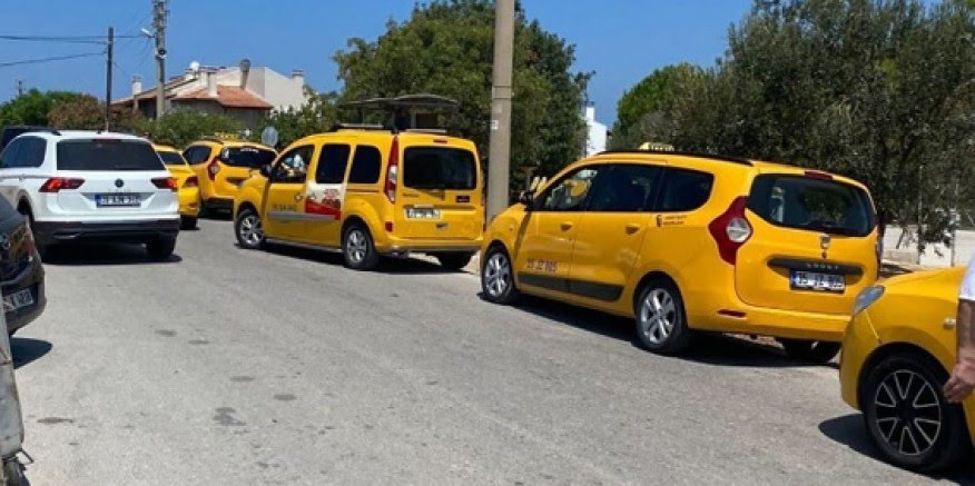 Çeşme'de, direksiyon başında fenalaşan ticari taksi şoförü kurtarılamadı