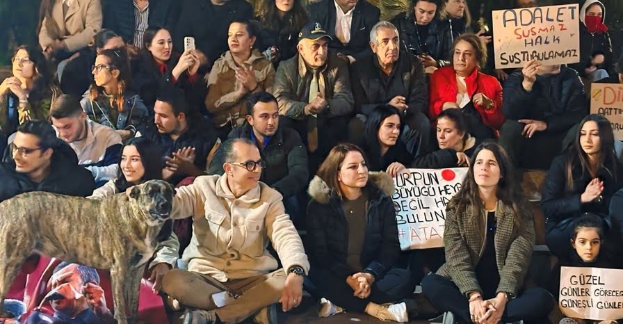 Çeşme’de Ekrem İmamoğlu ve Yol Arkadaşları İçin Bu Kez Oturma Eylemi Düzenlendi