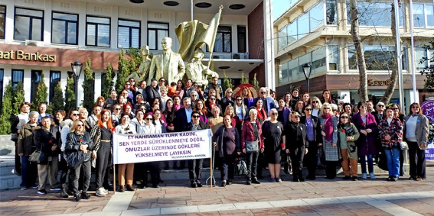 Çeşme'de kadınlar ses yükseltti; "Kadınların aydınlık yüreklerinden ışıl ışıl bir gelecek doğacak"