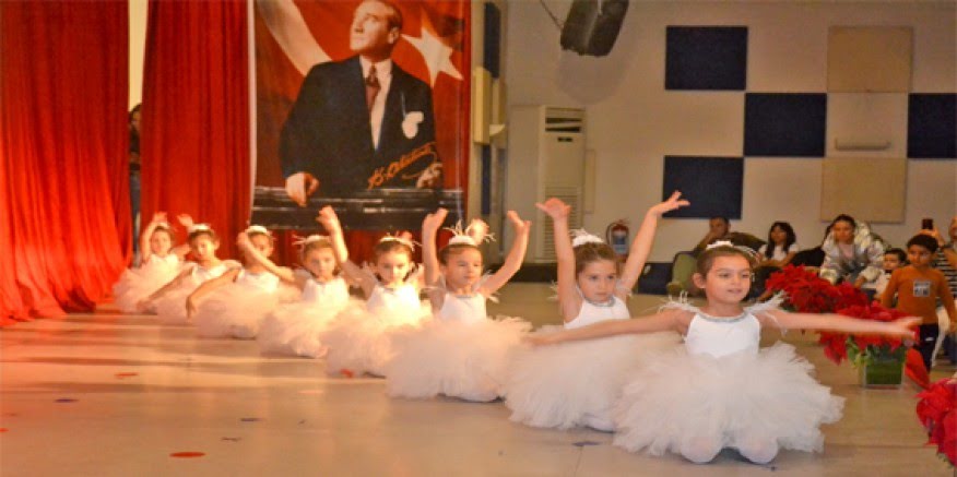 ÇEŞME'DE MİNİKLERDEN CUMHURİYETİN 100. YILINDA DANS ŞÖLENİ