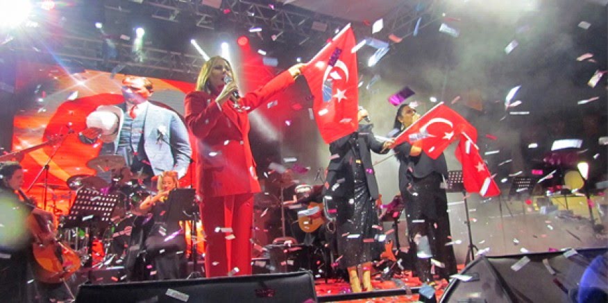 Çeşme'de, Nilüfer konseri ile 100. yıl coşkusu zirveye ulaştı