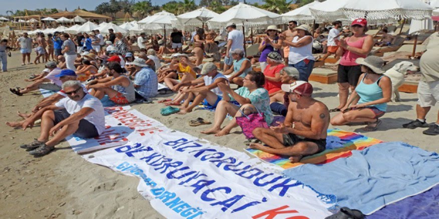 Çeşme'de "Plajlar Halkındır Halkın Kalacak" Eylemi
