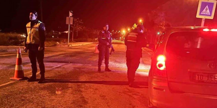 Çeşme’de polis ve jandarma ekiplerince sıkı denetim