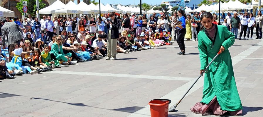 Çeşme'de, renkli "Kitap Takas Şenliği"
