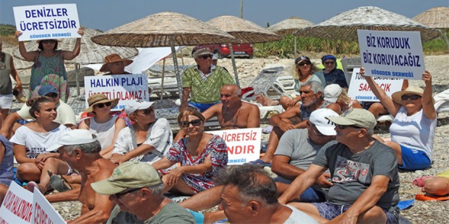 Çeşme’de sahillerin ücretli hale getirilmesine havlulu tepki sürüyor