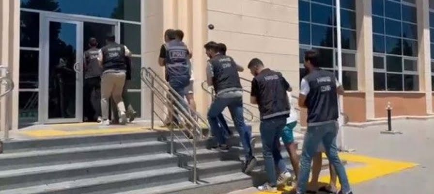 Çeşme'de uyuşturucu maddelerle yakalanan 8 kişi tutuklandı