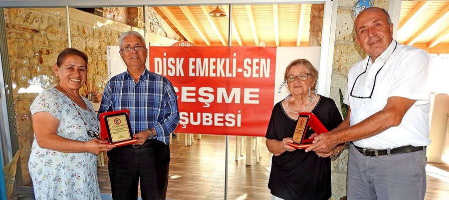 Çeşme Emekli-Sen'den en yaşlı 2 üyeye plaket