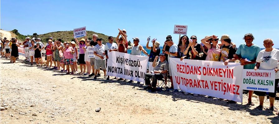 Çeşme Gücücek Koyu’ndaki rezidans girişimine tepki için insan zinciri