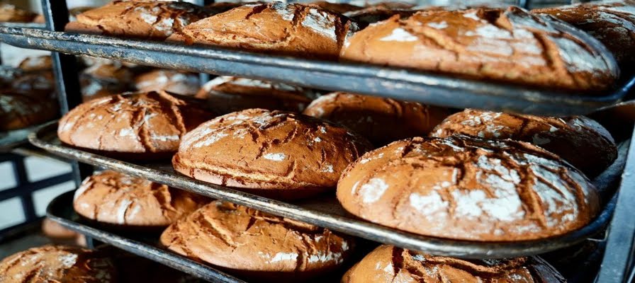 Çeşme Halk Ekmek Fırını yenilenen makine ağı ile günde 6 bin ekmek üretiyor