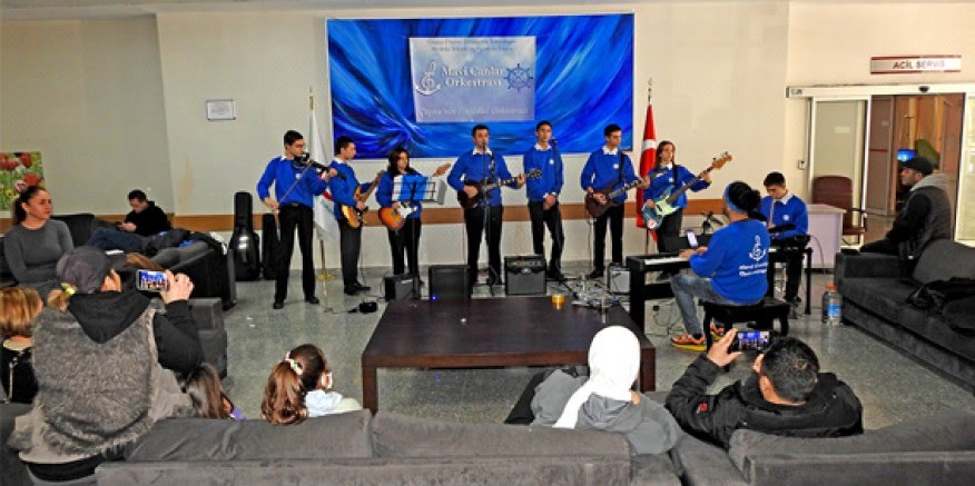 Çeşme'nin ilk ve tek okul orkestrasından hastanede moral konseri