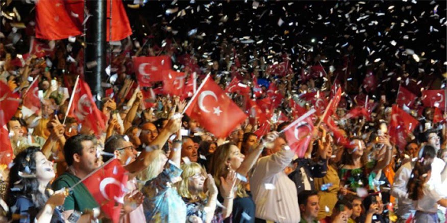 ÇEŞME VE ALAÇATI’DA KURTULUŞ COŞKUSU  CANDAN ERÇETİN VE TAN TAŞÇI İLE ZİRVEYE ÇIKTI