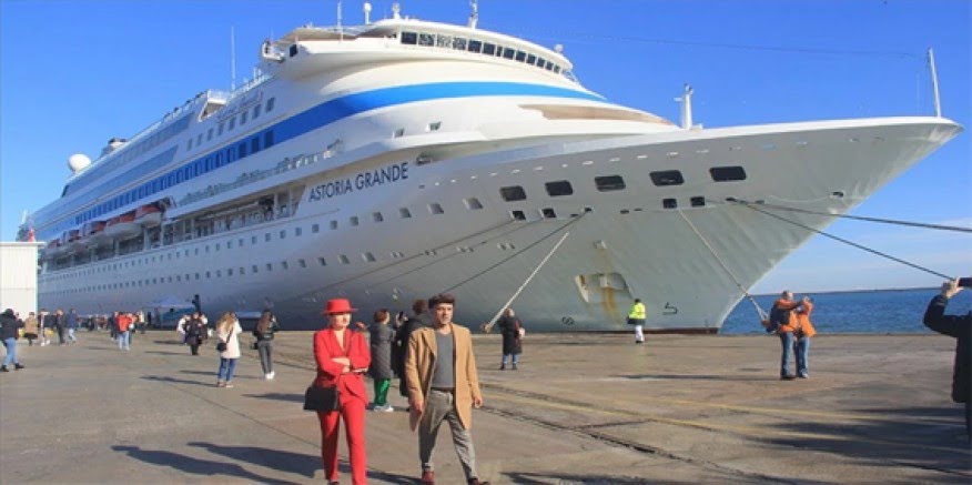 Çeşme'ye sezonda 74 yolcu gemisi bekleniyor
