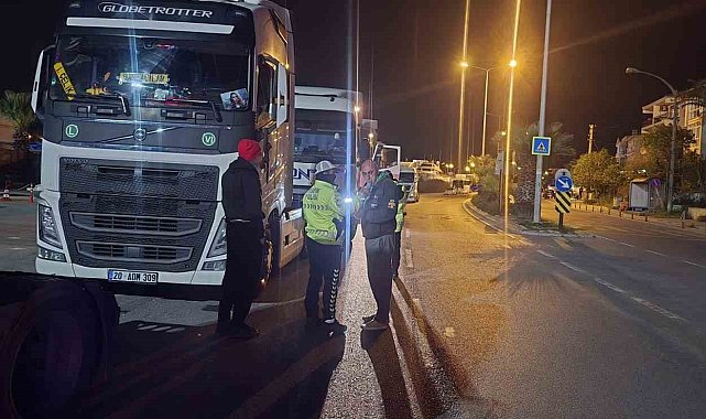 Çeşme'de tır sürücülerine yönelik gece denetimi