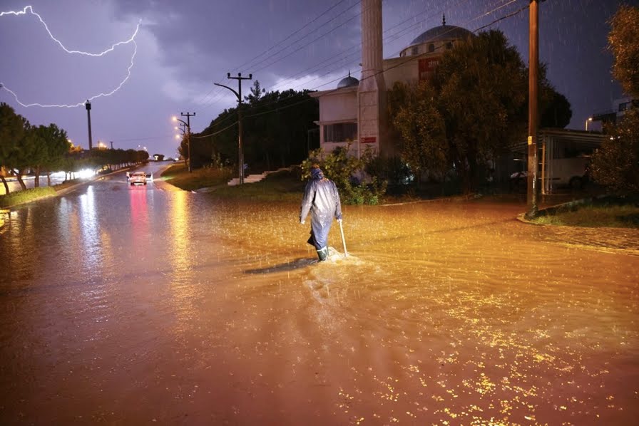 Çeşme bir günde bir aylık yağış aldı