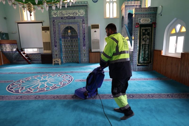 Çeşme Belediyesinden Ramazan öncesi camilerde kapsamlı temizlik