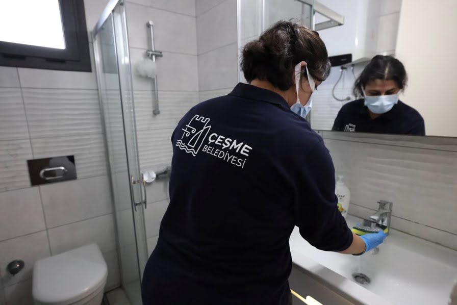 Çeşme Belediyesinden bayram öncesi anlamlı destek:   Ev temizliği ve kişisel bakım hizmeti
