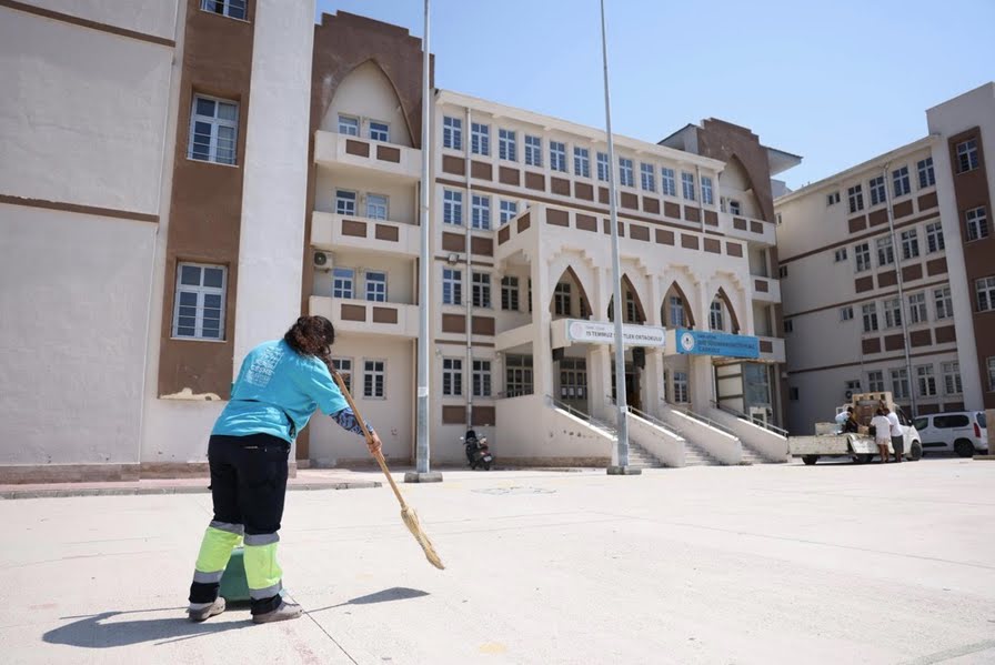 Çeşme Belediyesi’nden Yeni Eğitim-Öğretim Yılı Öncesi Büyük Temizlik   
