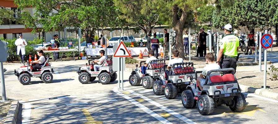 Çeşmeli çocuklar uygulamalı trafik eğitimi aldı