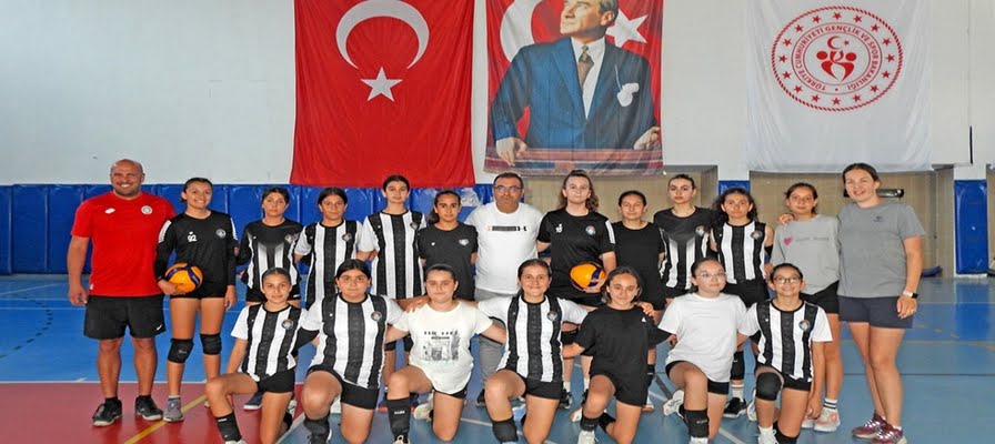 Çeşmeli "Filenin Sultanları" şampiyonluk yolunda ilerliyor