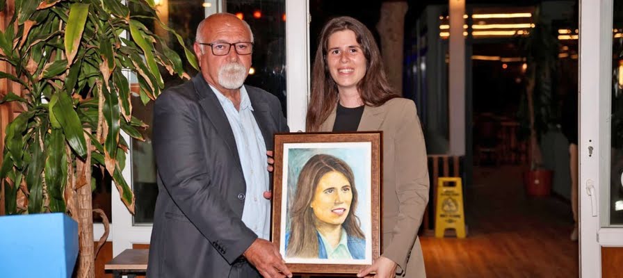 Çeşmeli muhtar, Başkan Denizli'ye suluboya portresini hediye etti