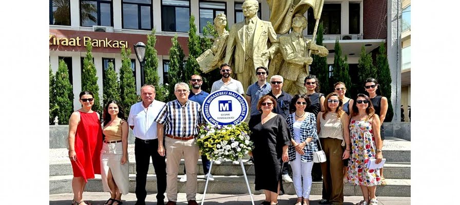 Çeşmeli serbest muhasebeci ve mali müşavirler, Atatürk Anıtı'na çelenk sundu