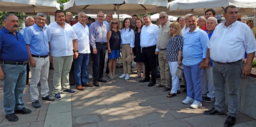 Çeşmeliler, bayramın ikinci gününde Cumhuriyet Meydanı'nda bayramlaştı
