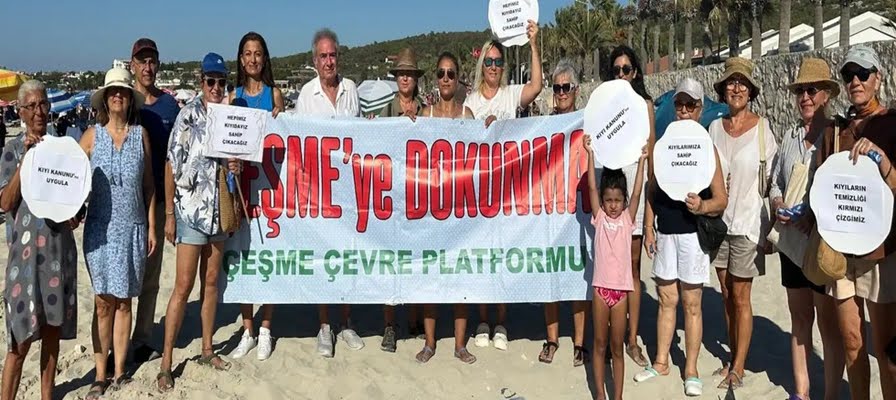 Çevrecilerden Ilıca Plajı'nda eş zamanlı eylem