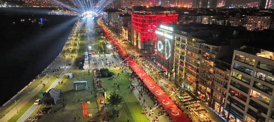 Cumhuriyet ışığı İzmir'den parladı