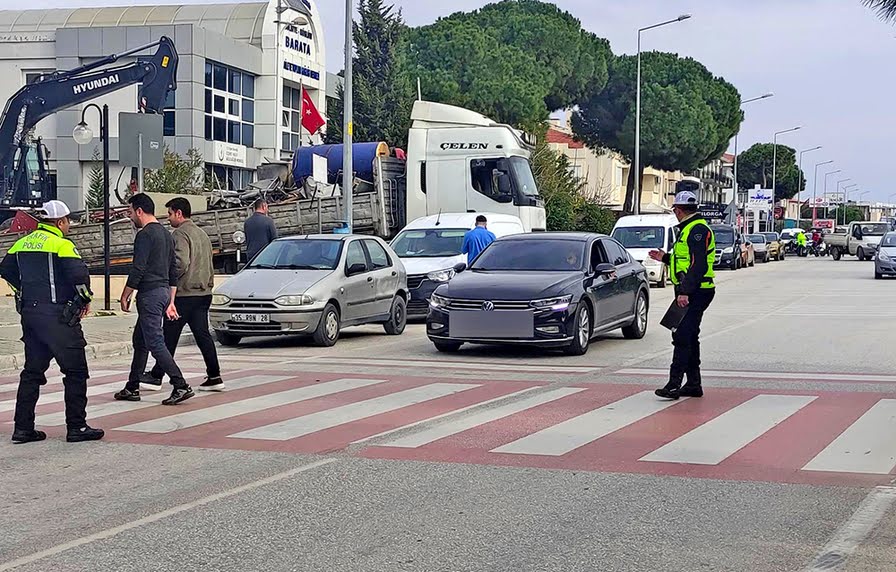 Çeşme'de Yayaya Öncelik Uygulamalarına Devam Ediliyor