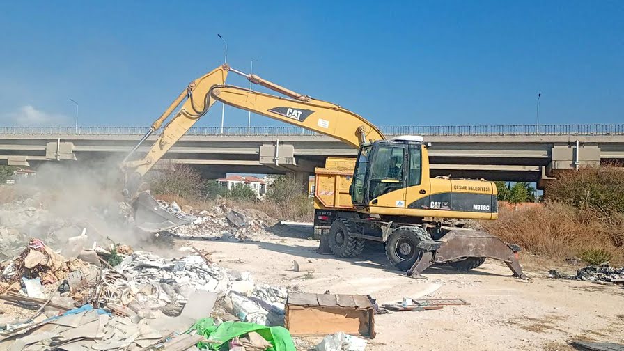 Çeşme Belediyesi, Alaçatı Sulak Alanı'ndaki Molozları Temizledi