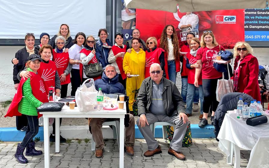 Çeşme’de, İmamoğlu’na Özgürlük ve Erken Seçim İçin İmza Kampanyasına Yoğun İlgi