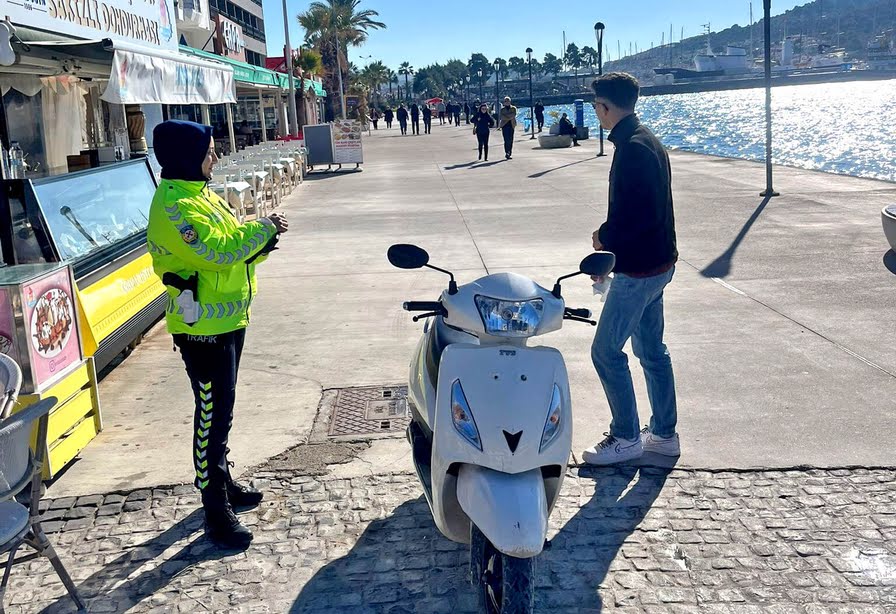 Çeşme’de Motosiklet Denetimlerinde 23 Sürücüye Ceza Kesildi