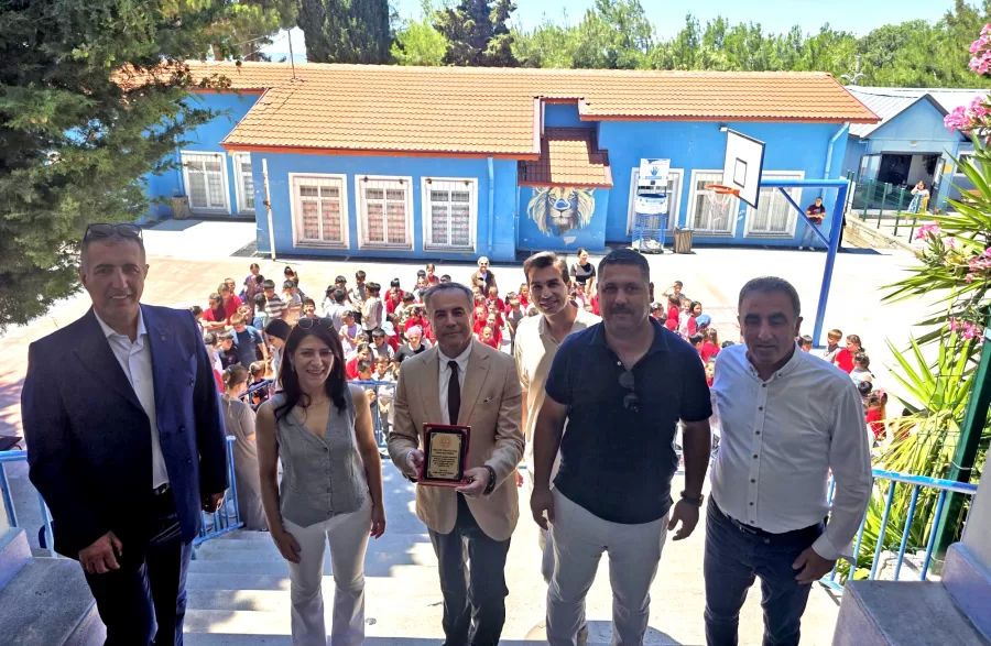 Çeşme Tapu Müdürlüğü'ne Eğitime Katkı Plaketi 