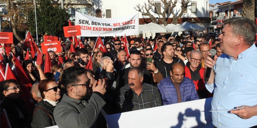 Ekrem Oran, bini aşkın Çeşmelinin katılımıyla aday adaylığı başvurusu yaptı
