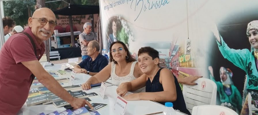 "Eksi 1'i nötr hale getiren yazar" Ece Beşer, kitaplarını Bornova'da imzaladı