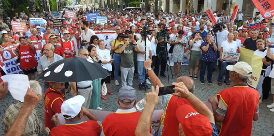Emekliler hayat pahalılığını protesto ettiler