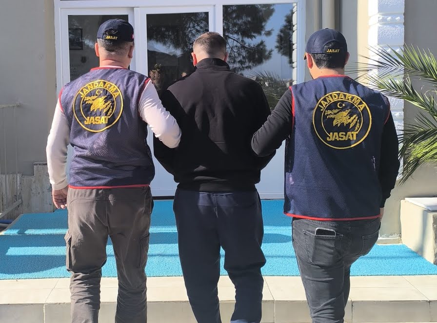 Çeşme JASAT’tan Başarılı Operasyon: 25 Yıl Hapis Cezası Bulunan Şahıs Yakalandı