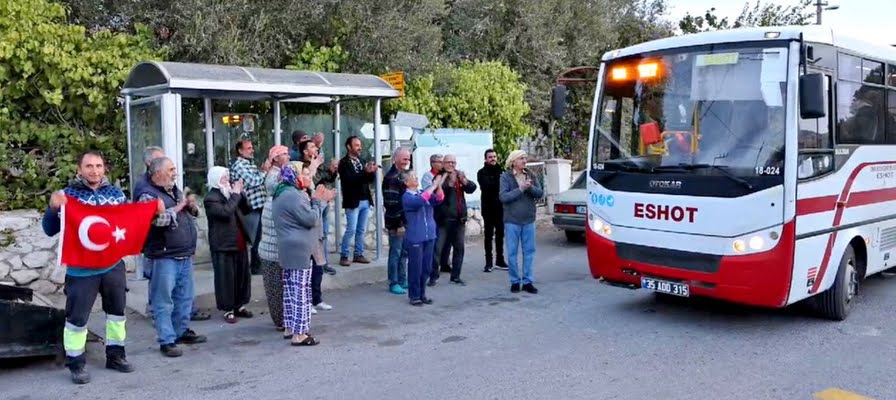 İlk seferini yapan ESHOT otobüsü, Germiyan'da alkışlarla karşılandı