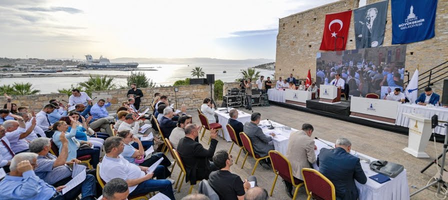 İzmir Büyükşehir Belediyesi Meclis Toplantısı Çeşme Kalesi'nde Yapıldı