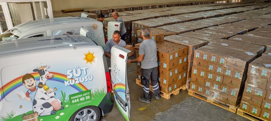 İzmir Büyükşehir Belediyesi süt dağıtımına başladı