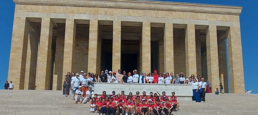 İzmir Çağdaş Yaşam Çocuk Korosu'ndan Anıtkabir Ziyareti