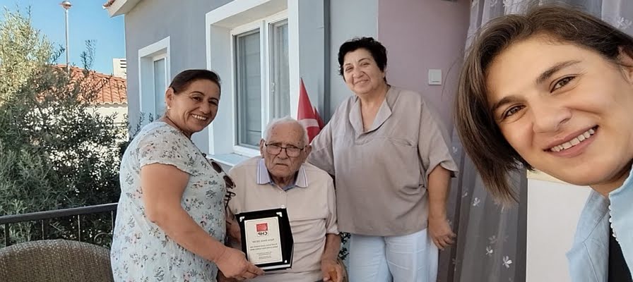İzmir CHP'den 30 ilçede en yaşlı parti üyelerine ziyaret