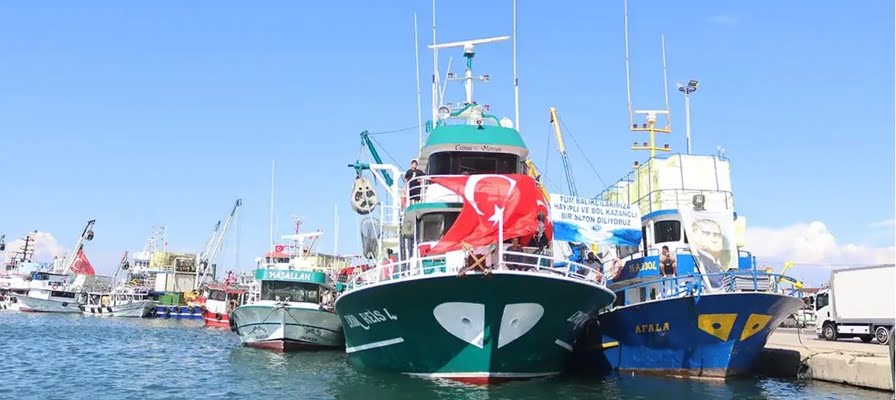 İzmir'de balıkçılar av sezonunu törenle açtı