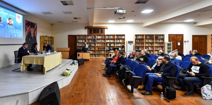 İzmir’de Cumhuriyet demokrasi ve siyaset konuşuldu